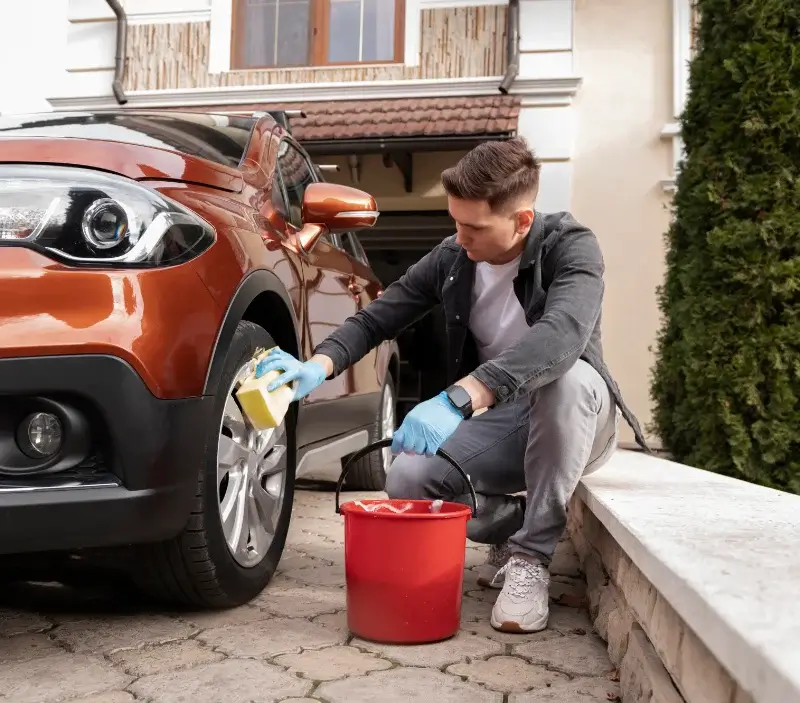 Lavage auto à domicile Fontaine-les-Grès : professionnel intervenant sur un véhicule